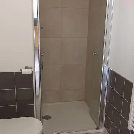 Front De + Piscine 아파트